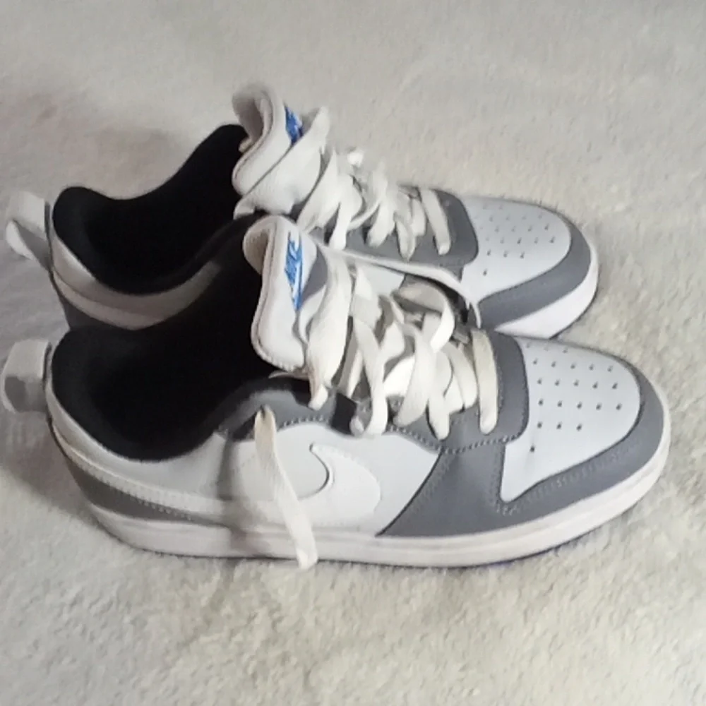 NIKE YOUTH SIZE 4 LIKE NEW